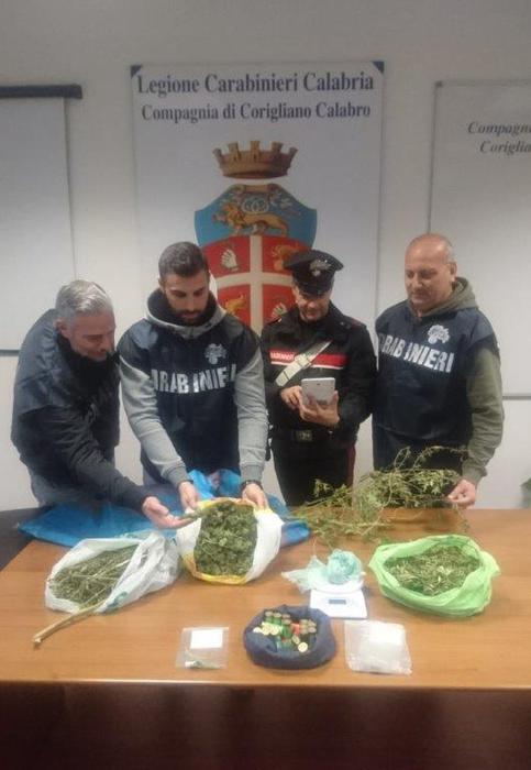 Trovati droga e munizioni Trovati droga e munizioni