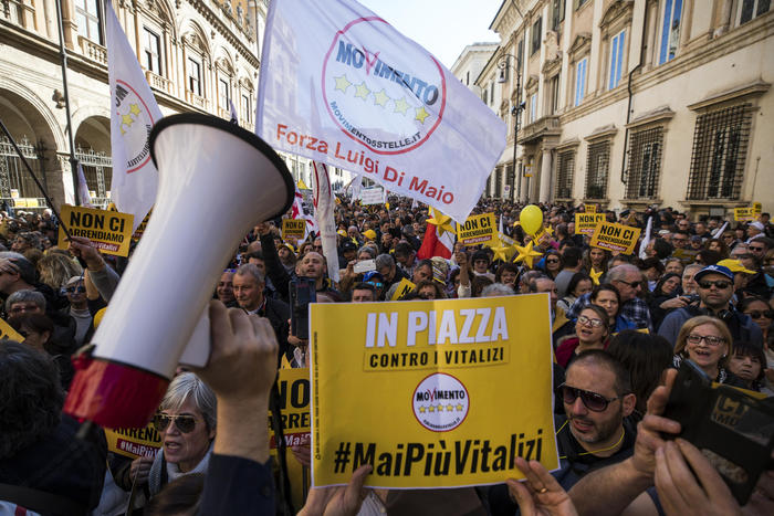 M5S torna in piazza a Roma, Di Maio, difenderemo Bonafede e sua riforma