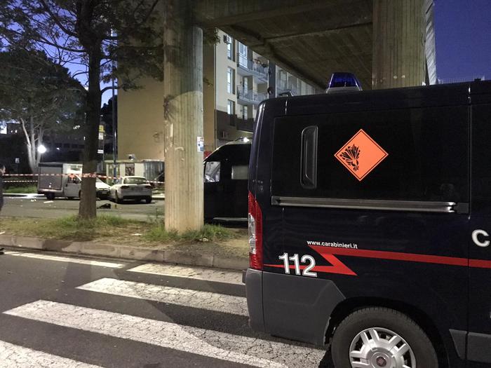 Bomba davanti distributore, morto ladro