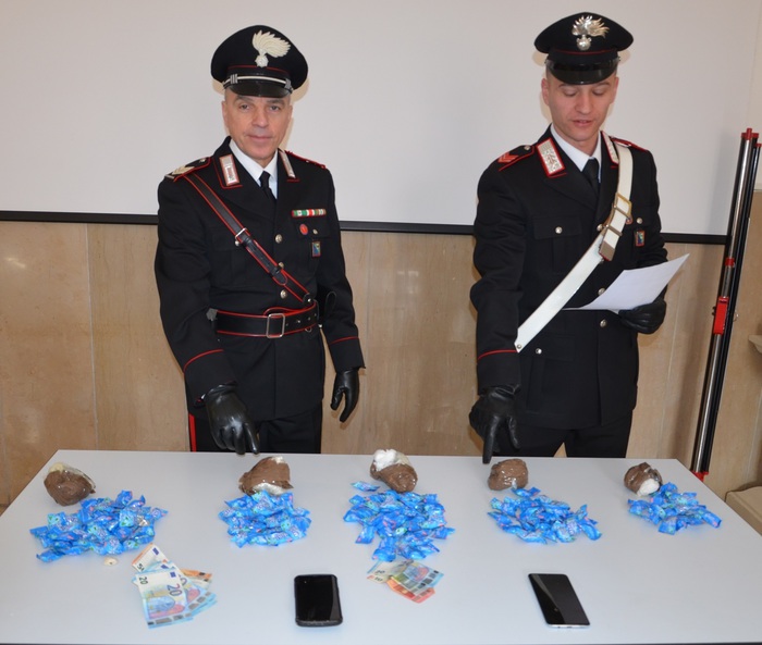CC sequestro 825 gr eroina in caramelle