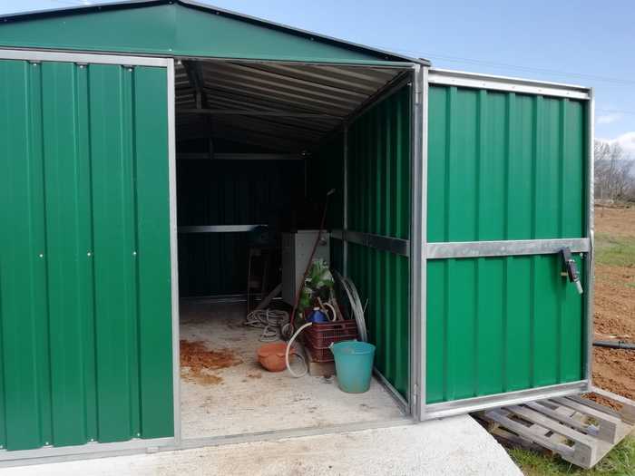Furto in coop, rubati mezzi agricoli