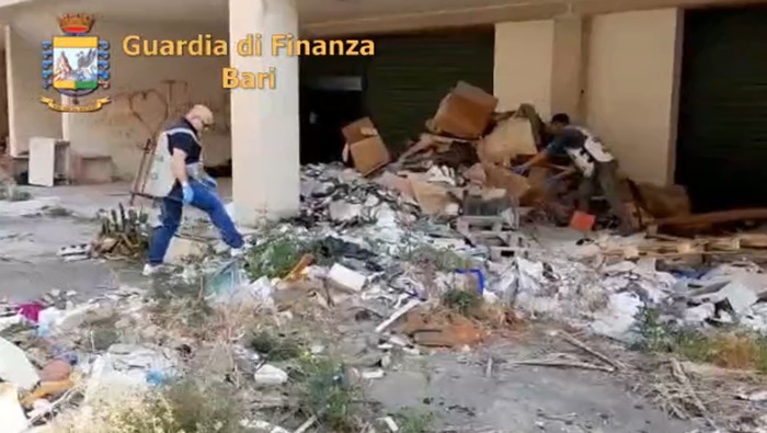 Gdf sequestra discarica con cartelle Asl