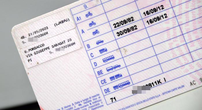Guida senza patenta da 27 anni, denunciato