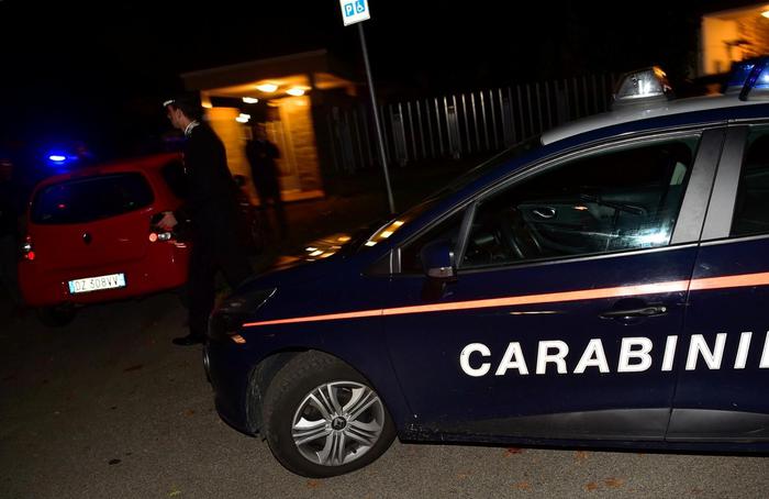 Accoltella madre alla gola e la uccide