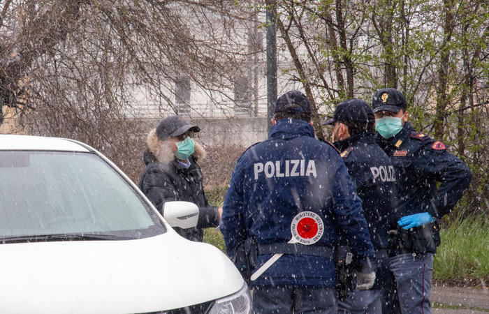 Aggredisce agenti Polfer, arrestato