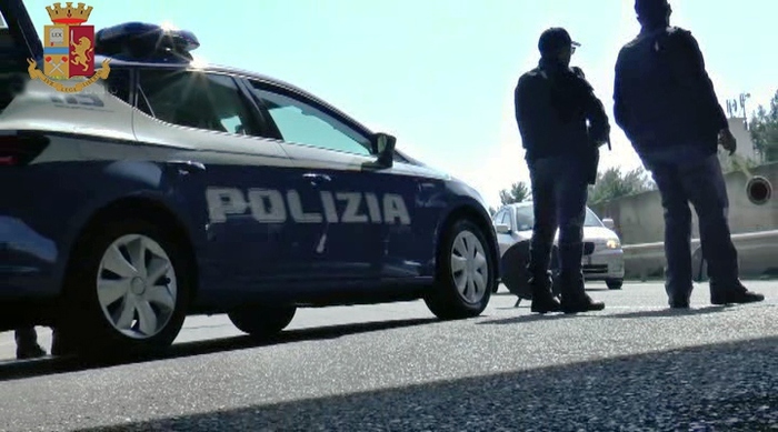 Fuori da casa e in auto, denunciato