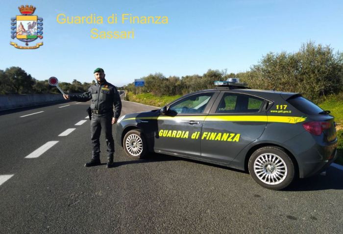In giro senza motivo e su auto rubata