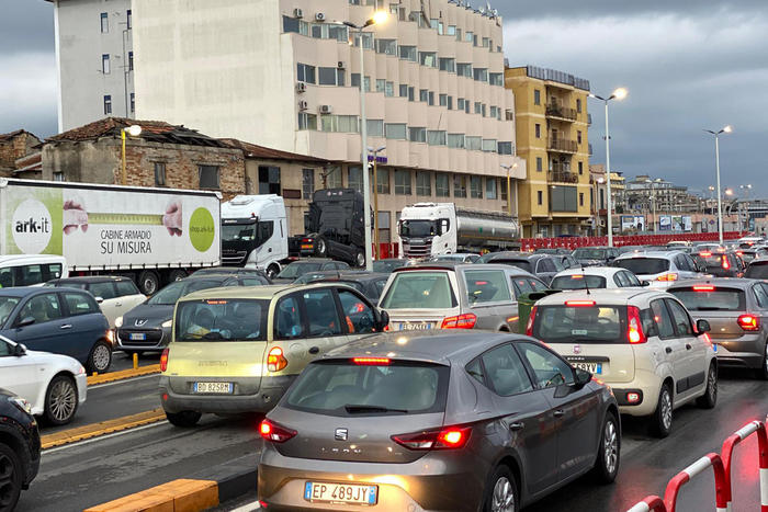Imbarcati siciliani bloccati a Villa