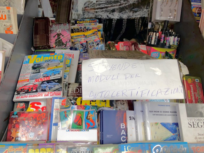 Milano, edicola vende autocertificazioni