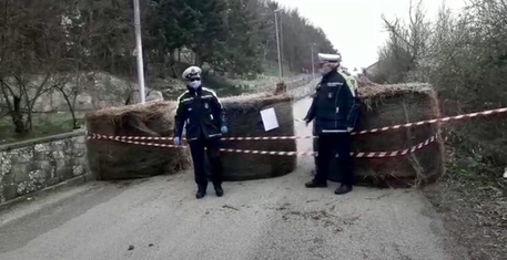 Paese blocca accessi con balle fieno