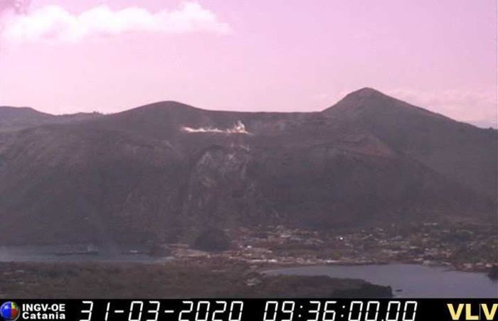 Stromboli in eruzione, lava sulla costa