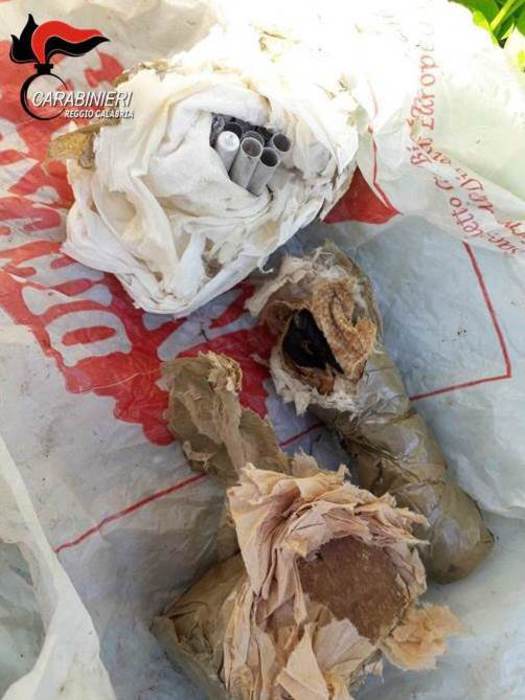 Tritolo nascosto in terreno, un arresto
