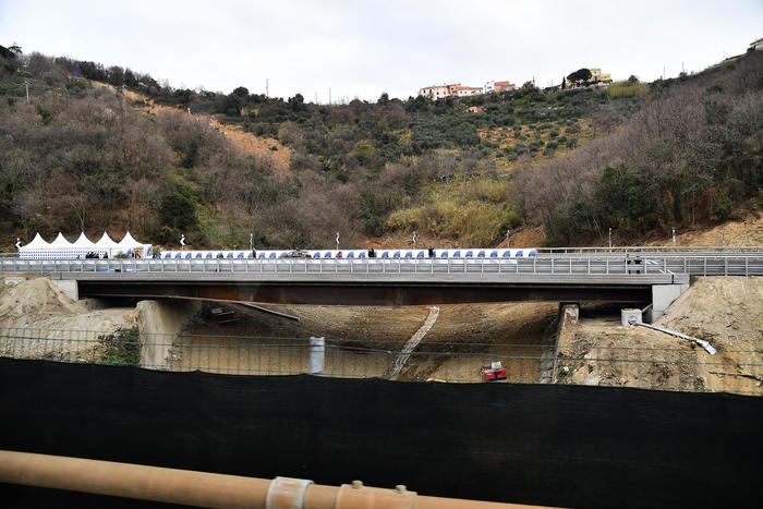 Maltempo, si muove frana per le forti piogge chiuso un viadotto in A6