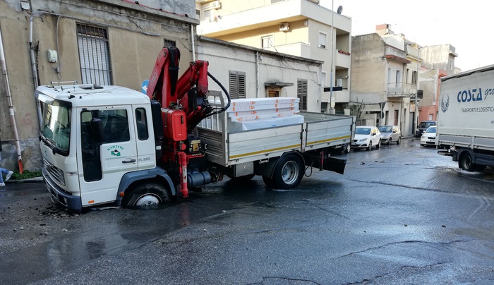 Voragine in strada per perdita d’acqua