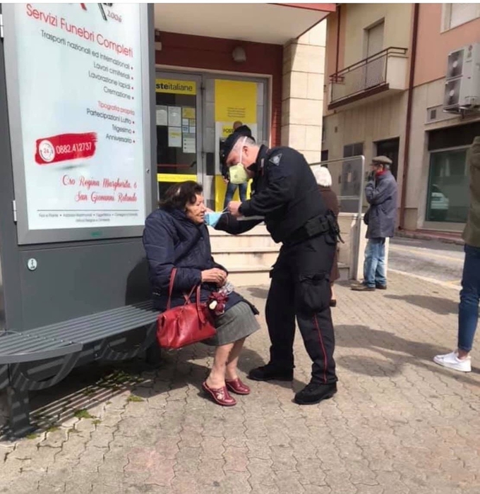 Carabiniere dona mascherina ad anziana