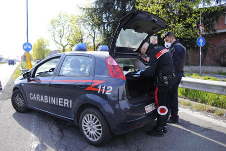 Prete con crocefisso per strade, multato