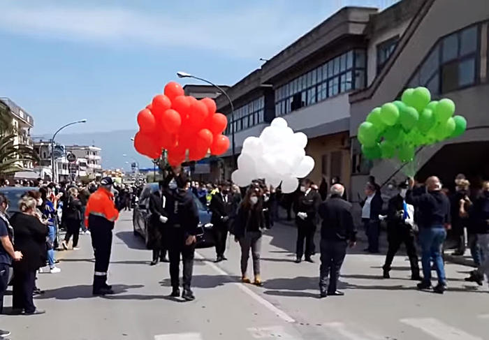 Folla al corteo funebre,comune in quarantena