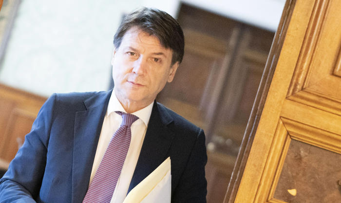 Coronavirus, è il giorno dell’assedio, Giuseppe Conte difende la sua strategia