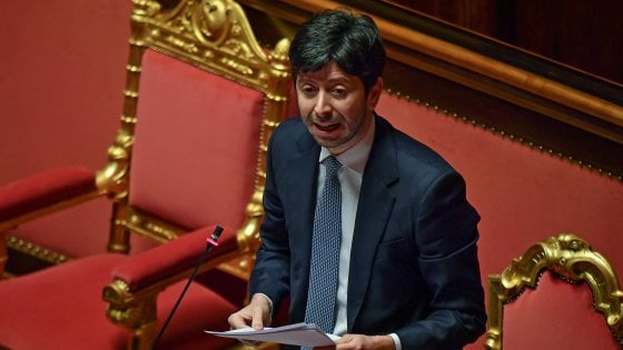 Coronavirus, Speranza: “Guai a dividersi, lavorare insieme con le Regioni. Il calcio? L’ultimo problema”