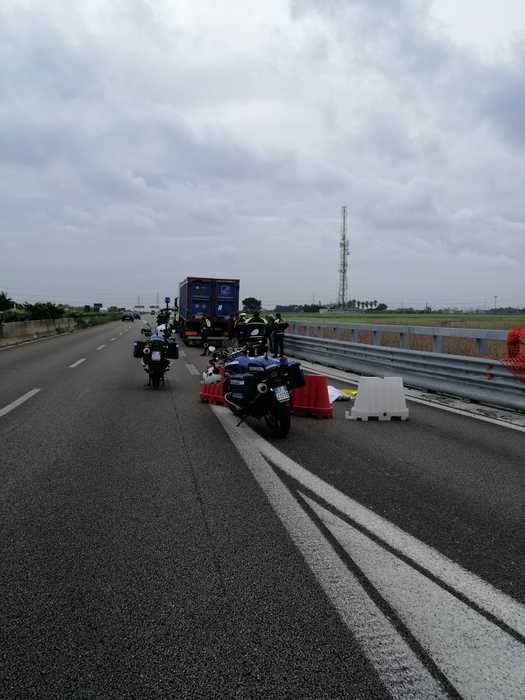 Un operaio muore travolto da un camion durante una  manovra.