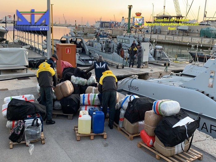 Sequestrata in Puglia una tonnellata di droga, due arresti