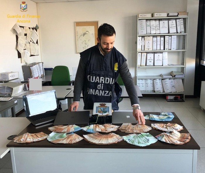 Caporalato subappalti, 19 denunce della Guardia di Finanza