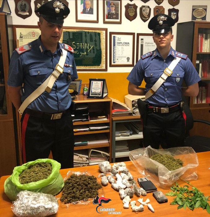 Droga: trovati con un kg di marijuana in casa, arrestati