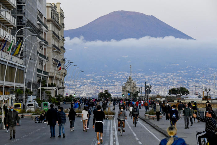 Napoli,lungomare bloccato,’notte di follia’