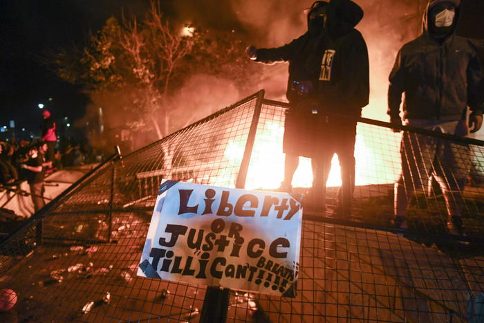 Ancora proteste a Minneapolis, monta la tensione in tutti gli Stati Uniti