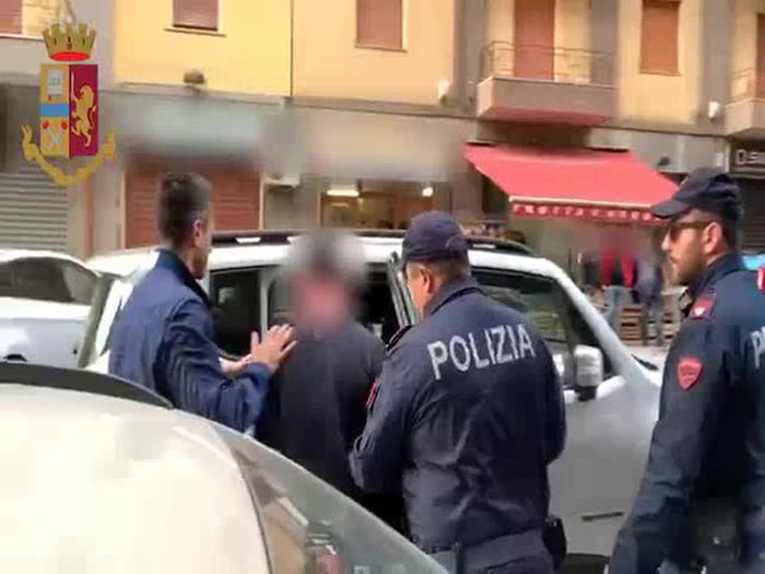 Ruba in un grande  magazzino, arrestato e condotto in carcere