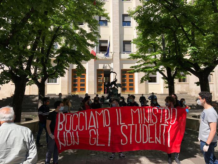 Studenti in piazza, bocciamo il ministro