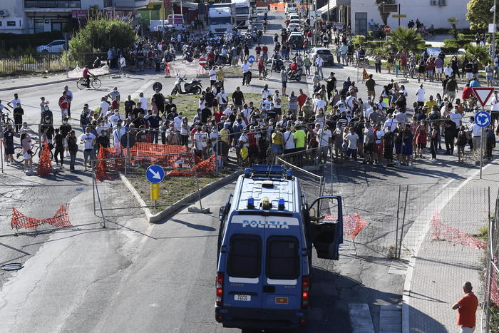 Tensione per focolaio a Mondragone, incendiato un furgoncino