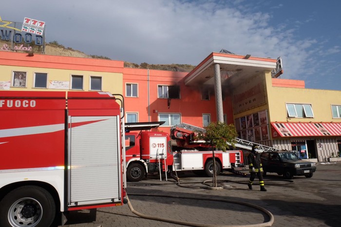 Incendio in struttura commerciale, indagini su cause