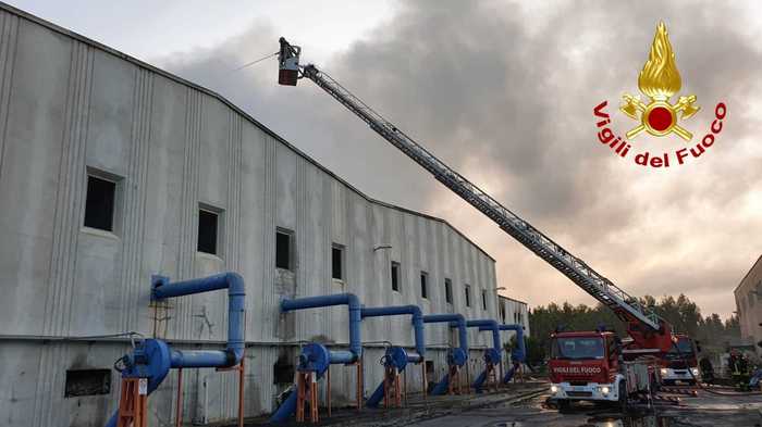 Incendio in impianto rifiuti, scuole chiuse per denso fumo