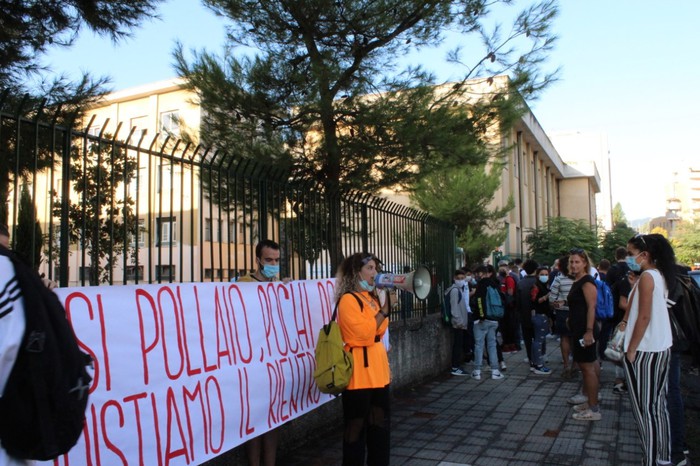 Scuola: a Cosenza azione di protesta del Fronte Gioventù Comunista