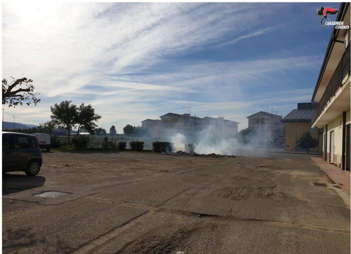 Appicca incendio sterpaglie vicino supermercato, denunciato