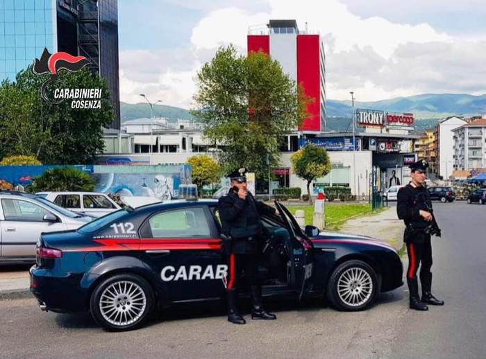 Picchia la convivente incinta e la suocera, arrestato