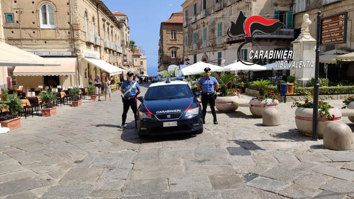 Furti in abitazione e riciclaggio auto, 16 misure cautelari