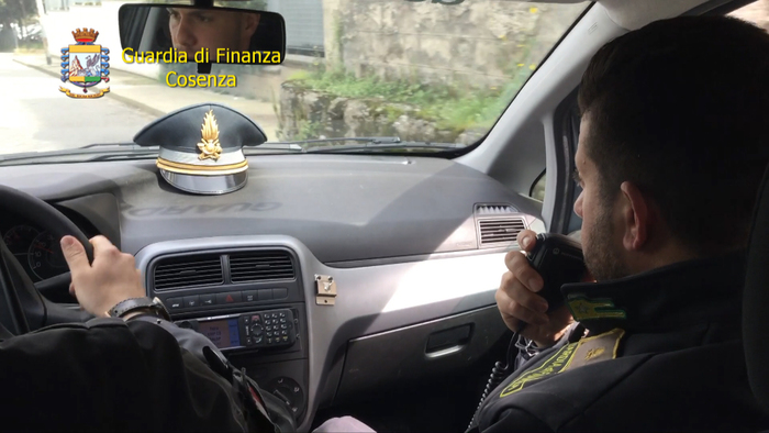 In auto con 74mila euro nascosti sotto uva, denunciato