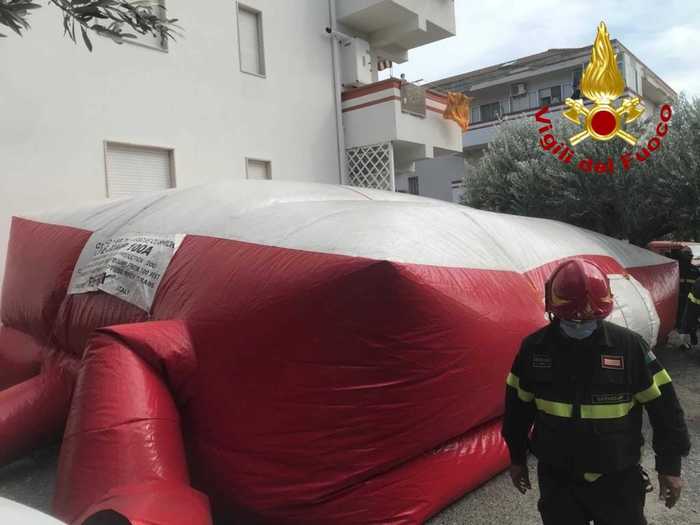 Si barrica in casa e minaccia suicidio, bloccato