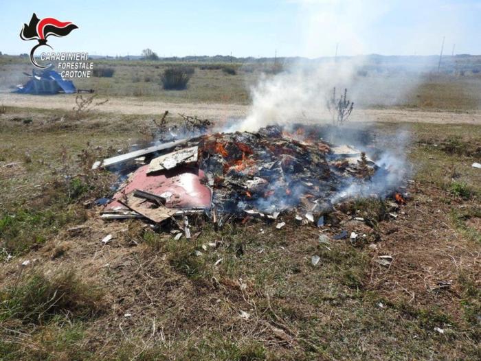 Incendiano cumuli di rifiuti per disfarsene, due denunce