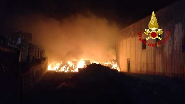 Incendio in impianto trattamento rifiuti nel Catanzarese