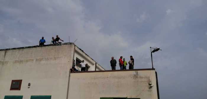 Protesta operai senza stipendio,salgono su tetto centrale
