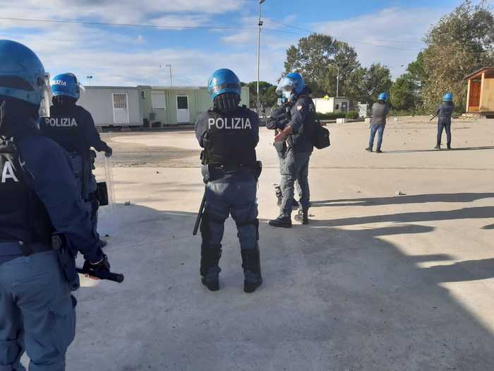 Covid: nuova sassaiola contro i poliziotti nella tendopoli Calabria