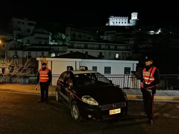 Blocca CC e figlia minore getta droga da balcone, arrestato