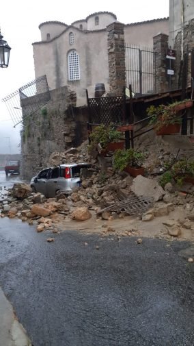 Maltempo: Rossano, crolla per pioggia muro recinzione chiesa