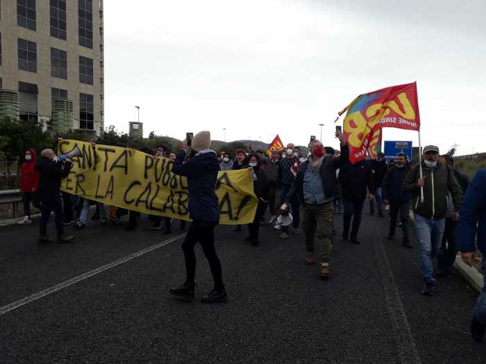 Calabria: Boccia a Catanzaro, proteste a Cittadella regione
