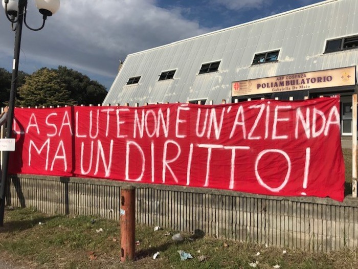 Covid: sit in a Rende, ‘salute è un diritto non un’azienda’