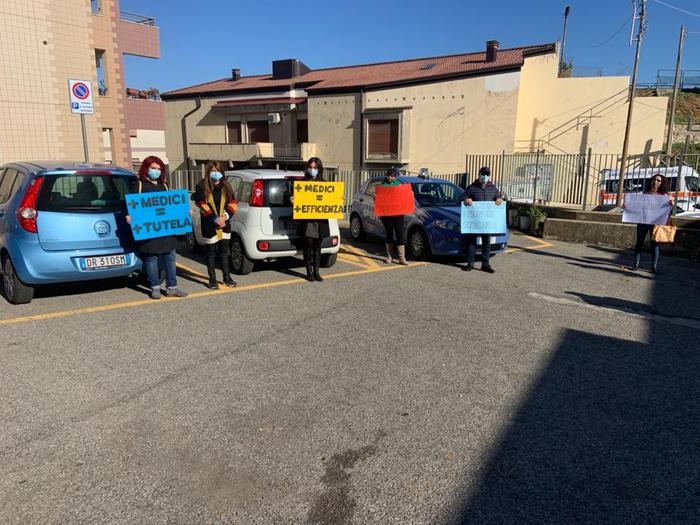 Covid: sit-in davanti ospedale Corigliano, salute è diritto