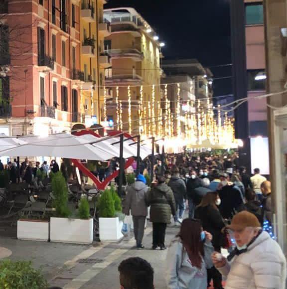 Corso Mazzini, Cosenza: fiume di gente. Sabato in centro, in piena pandemia.